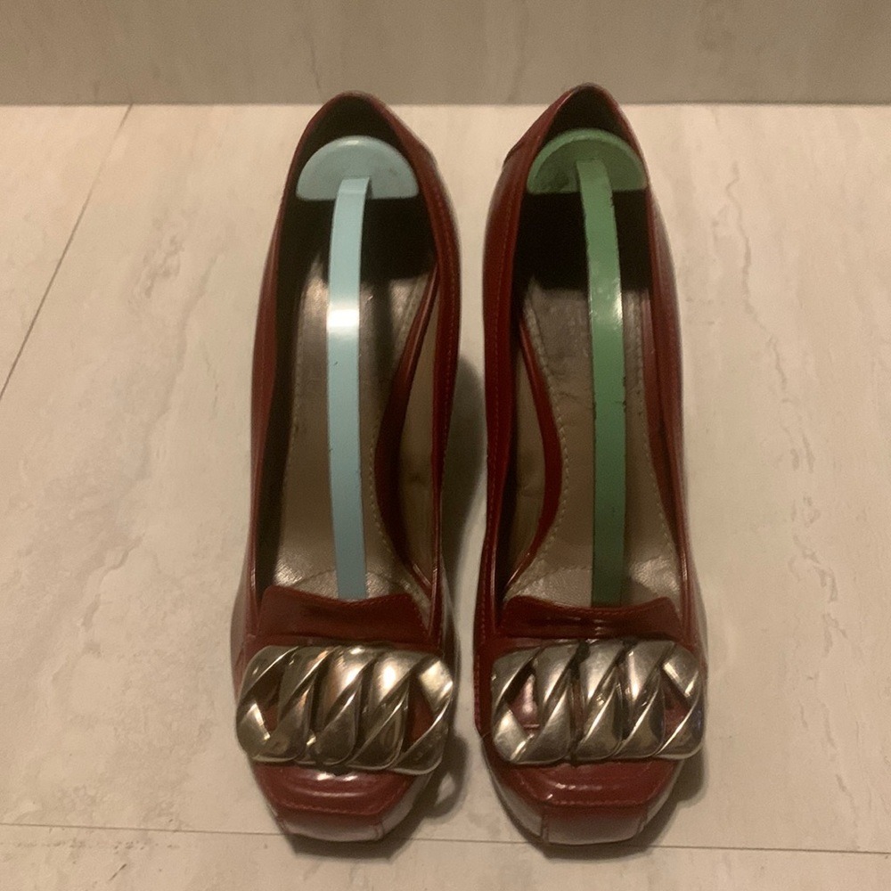 Kalliste Women's Red Classy Patent Front Buckle/Chain Pumps Size 9.5